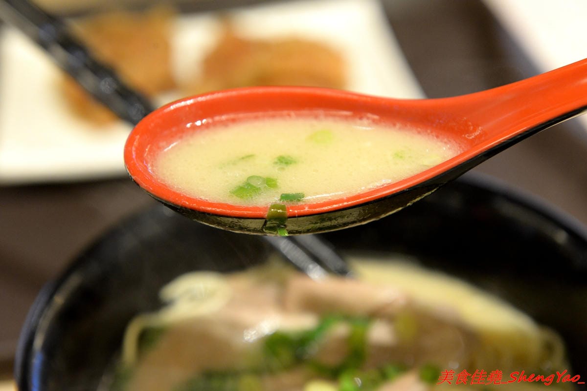 [台中后里]幸龍豚骨創作麵 – 麗寶OUTLET MALL三樓美食廣場,日本師傅坐鎮的創作拉麵店,台灣第一家分店,精心熬煮的湯頭味道還不錯,試營運套餐169元就有拉麵炸雞飲料。