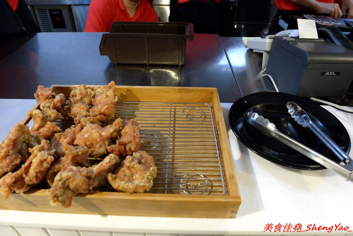 [台中后里]幸龍豚骨創作麵 – 麗寶OUTLET MALL三樓美食廣場,日本師傅坐鎮的創作拉麵店,台灣第一家分店,精心熬煮的湯頭味道還不錯,試營運套餐169元就有拉麵炸雞飲料。