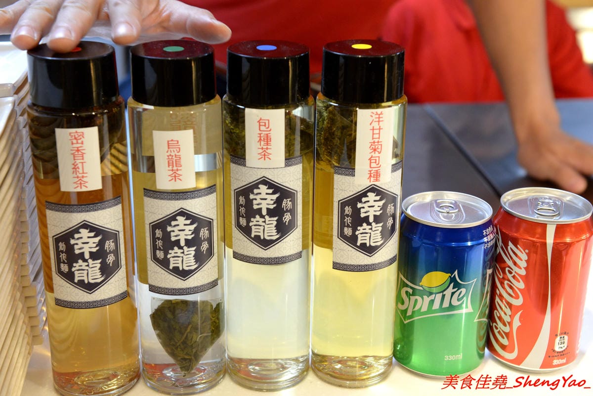 [台中后里]幸龍豚骨創作麵 – 麗寶OUTLET MALL三樓美食廣場,日本師傅坐鎮的創作拉麵店,台灣第一家分店,精心熬煮的湯頭味道還不錯,試營運套餐169元就有拉麵炸雞飲料。