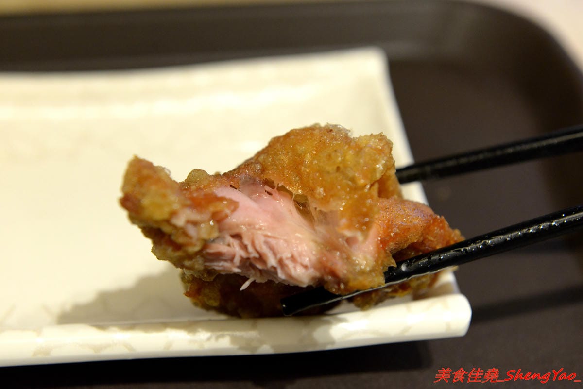 [台中后里]幸龍豚骨創作麵 – 麗寶OUTLET MALL三樓美食廣場,日本師傅坐鎮的創作拉麵店,台灣第一家分店,精心熬煮的湯頭味道還不錯,試營運套餐169元就有拉麵炸雞飲料。