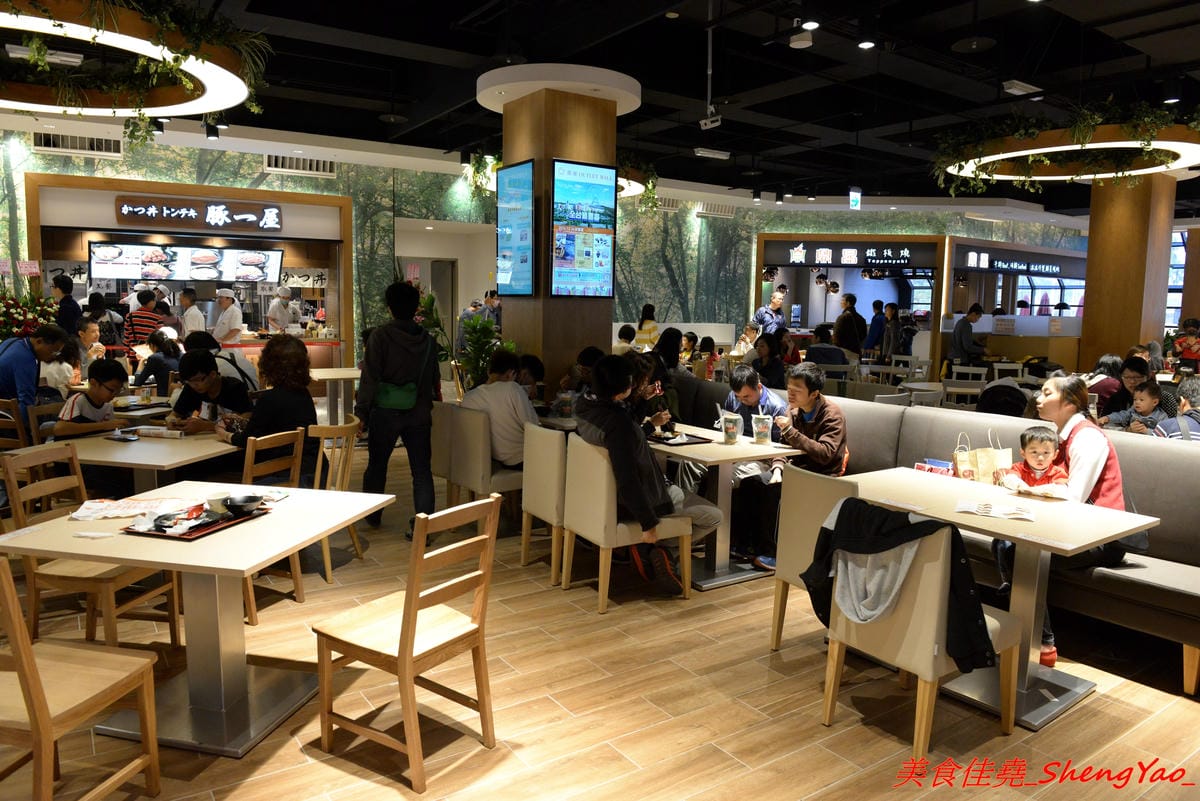 [台中后里]幸龍豚骨創作麵 – 麗寶OUTLET MALL三樓美食廣場,日本師傅坐鎮的創作拉麵店,台灣第一家分店,精心熬煮的湯頭味道還不錯,試營運套餐169元就有拉麵炸雞飲料。