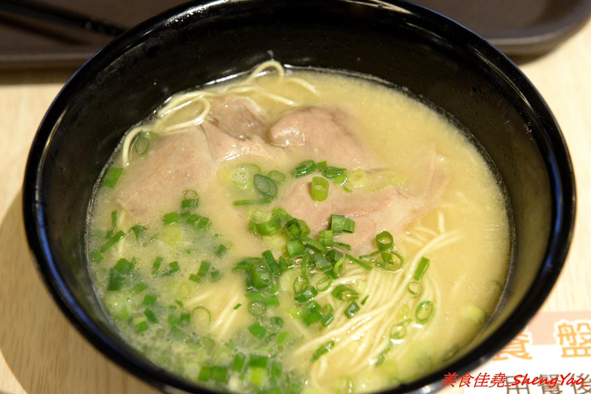 [台中后里]幸龍豚骨創作麵 – 麗寶OUTLET MALL三樓美食廣場,日本師傅坐鎮的創作拉麵店,台灣第一家分店,精心熬煮的湯頭味道還不錯,試營運套餐169元就有拉麵炸雞飲料。