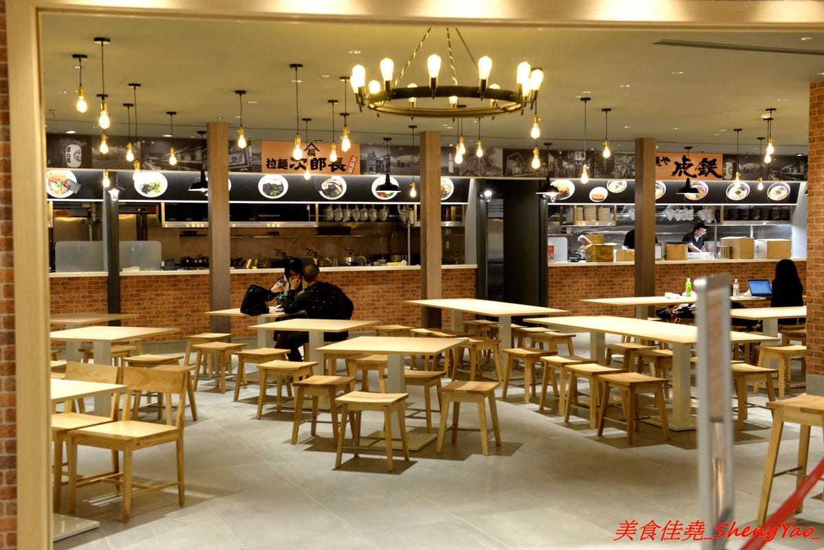[台中后里]幸龍豚骨創作麵 – 麗寶OUTLET MALL三樓美食廣場,日本師傅坐鎮的創作拉麵店,台灣第一家分店,精心熬煮的湯頭味道還不錯,試營運套餐169元就有拉麵炸雞飲料。
