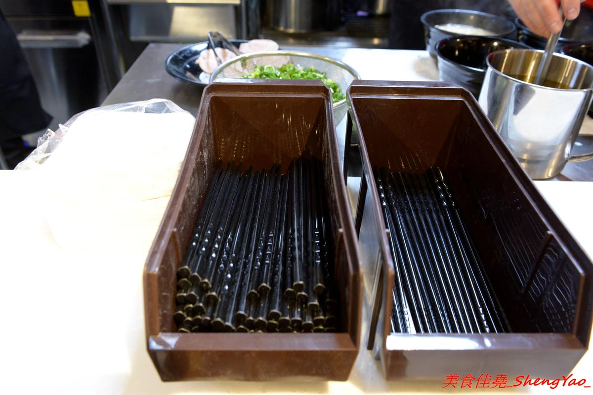 [台中后里]幸龍豚骨創作麵 – 麗寶OUTLET MALL三樓美食廣場,日本師傅坐鎮的創作拉麵店,台灣第一家分店,精心熬煮的湯頭味道還不錯,試營運套餐169元就有拉麵炸雞飲料。