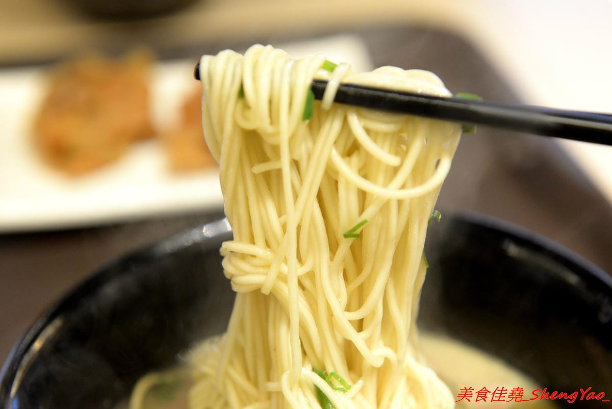 [台中后里]幸龍豚骨創作麵 – 麗寶OUTLET MALL三樓美食廣場,日本師傅坐鎮的創作拉麵店,台灣第一家分店,精心熬煮的湯頭味道還不錯,試營運套餐169元就有拉麵炸雞飲料。