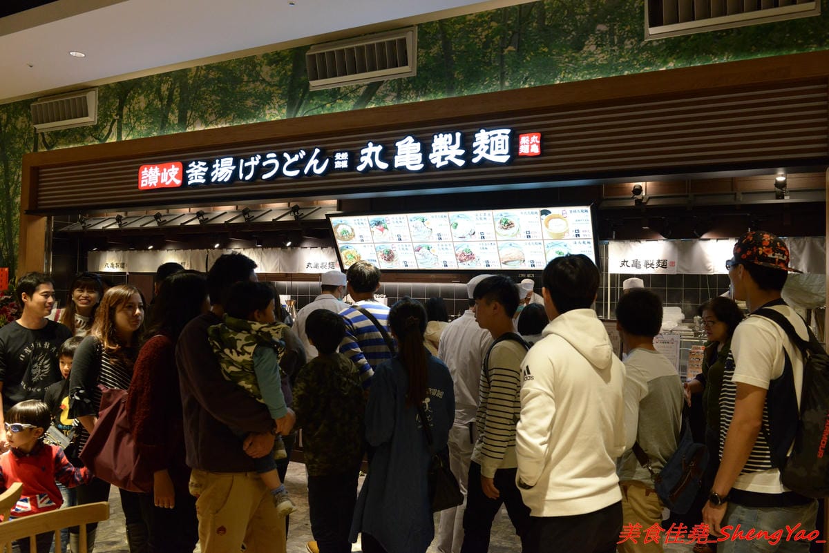 [台中后里]幸龍豚骨創作麵 – 麗寶OUTLET MALL三樓美食廣場,日本師傅坐鎮的創作拉麵店,台灣第一家分店,精心熬煮的湯頭味道還不錯,試營運套餐169元就有拉麵炸雞飲料。
