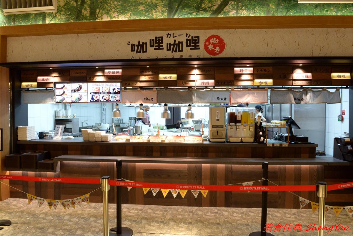 [台中后里]幸龍豚骨創作麵 – 麗寶OUTLET MALL三樓美食廣場,日本師傅坐鎮的創作拉麵店,台灣第一家分店,精心熬煮的湯頭味道還不錯,試營運套餐169元就有拉麵炸雞飲料。