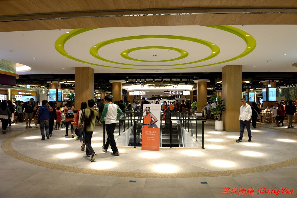 [台中后里]幸龍豚骨創作麵 – 麗寶OUTLET MALL三樓美食廣場,日本師傅坐鎮的創作拉麵店,台灣第一家分店,精心熬煮的湯頭味道還不錯,試營運套餐169元就有拉麵炸雞飲料。
