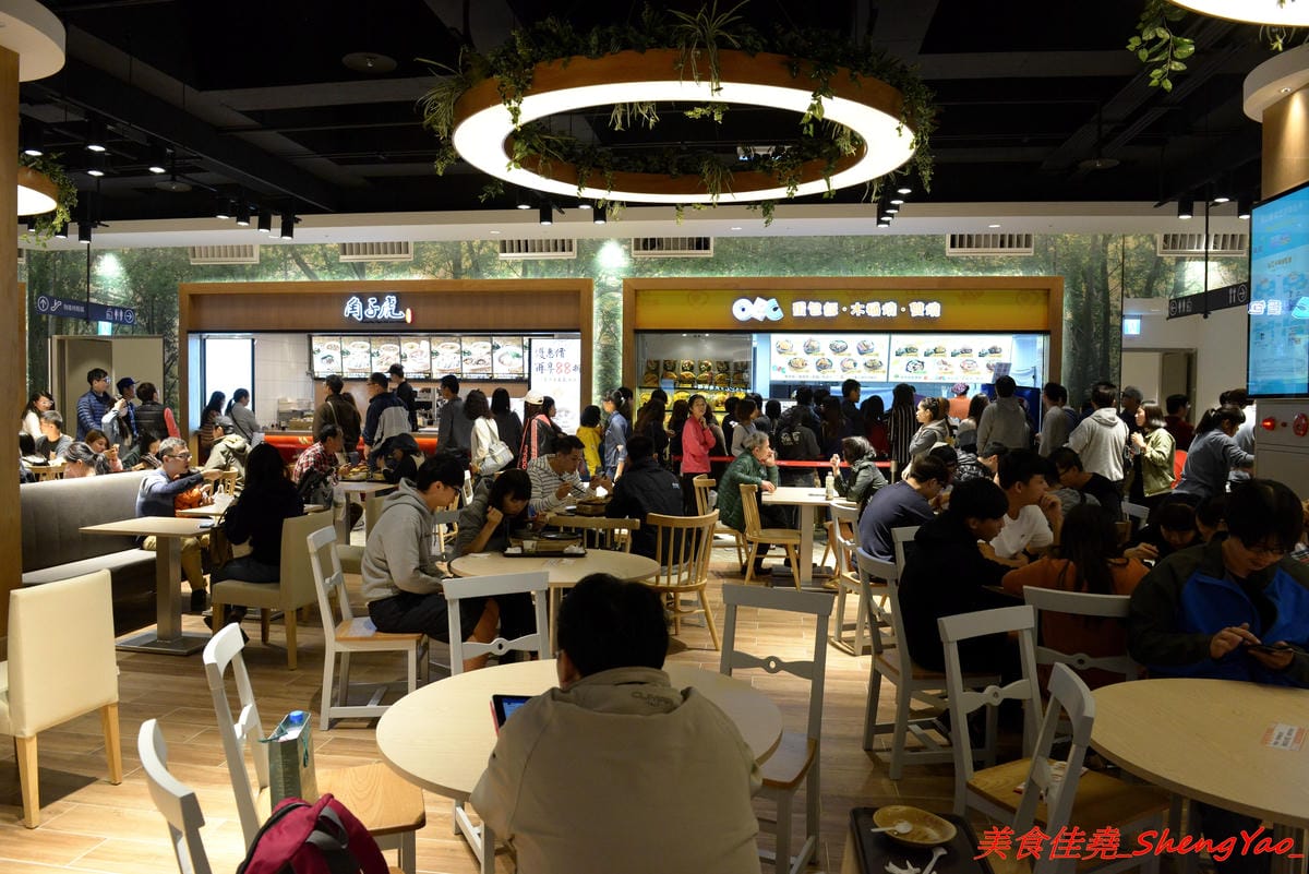 [台中后里]幸龍豚骨創作麵 – 麗寶OUTLET MALL三樓美食廣場,日本師傅坐鎮的創作拉麵店,台灣第一家分店,精心熬煮的湯頭味道還不錯,試營運套餐169元就有拉麵炸雞飲料。
