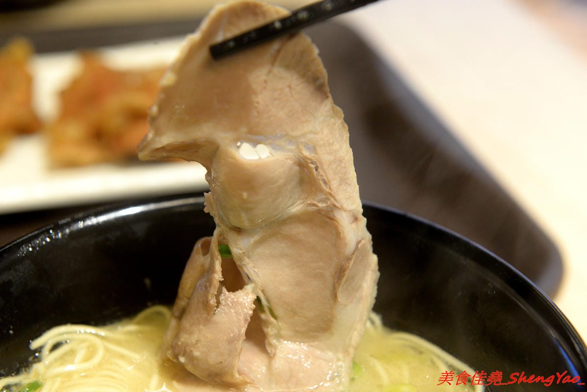 [台中后里]幸龍豚骨創作麵 – 麗寶OUTLET MALL三樓美食廣場,日本師傅坐鎮的創作拉麵店,台灣第一家分店,精心熬煮的湯頭味道還不錯,試營運套餐169元就有拉麵炸雞飲料。