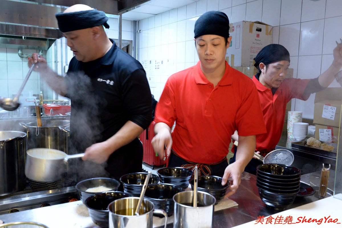 [台中后里]幸龍豚骨創作麵 – 麗寶OUTLET MALL三樓美食廣場,日本師傅坐鎮的創作拉麵店,台灣第一家分店,精心熬煮的湯頭味道還不錯,試營運套餐169元就有拉麵炸雞飲料。