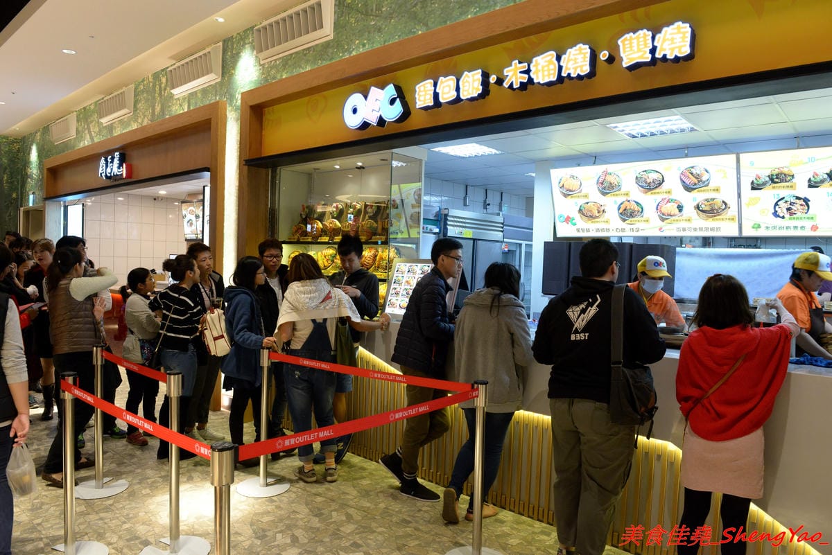 [台中后里]幸龍豚骨創作麵 – 麗寶OUTLET MALL三樓美食廣場,日本師傅坐鎮的創作拉麵店,台灣第一家分店,精心熬煮的湯頭味道還不錯,試營運套餐169元就有拉麵炸雞飲料。
