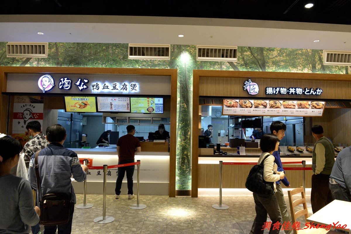 [台中后里]幸龍豚骨創作麵 – 麗寶OUTLET MALL三樓美食廣場,日本師傅坐鎮的創作拉麵店,台灣第一家分店,精心熬煮的湯頭味道還不錯,試營運套餐169元就有拉麵炸雞飲料。