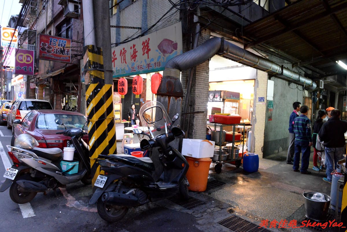 [基隆仁愛]天天鮮排骨飯 – 食尚玩家介紹過的孝三路上必吃經典人氣美食,現炸好的雞腿排骨,外皮微微香酥,肉質醃製入味,雖然帶點小油但是好好吃,白飯上附的高麗菜也令人印象深刻。