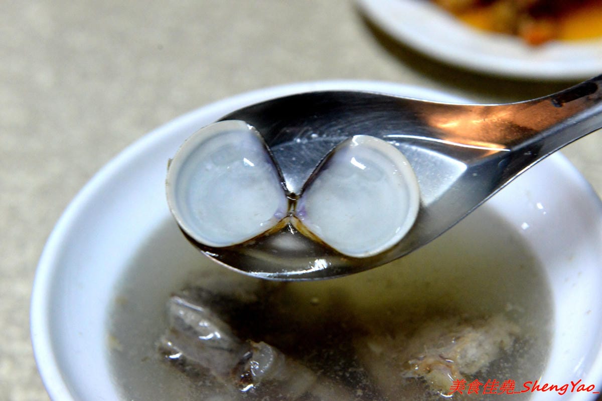 [基隆仁愛]天天鮮排骨飯 – 食尚玩家介紹過的孝三路上必吃經典人氣美食,現炸好的雞腿排骨,外皮微微香酥,肉質醃製入味,雖然帶點小油但是好好吃,白飯上附的高麗菜也令人印象深刻。