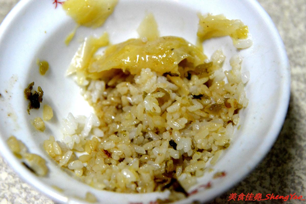 [基隆仁愛]天天鮮排骨飯 – 食尚玩家介紹過的孝三路上必吃經典人氣美食,現炸好的雞腿排骨,外皮微微香酥,肉質醃製入味,雖然帶點小油但是好好吃,白飯上附的高麗菜也令人印象深刻。