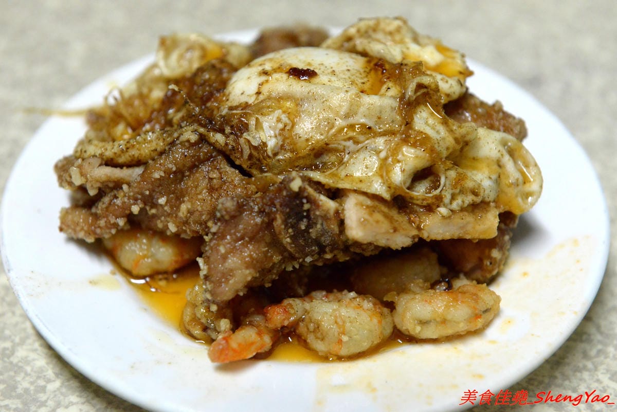 [基隆仁愛]天天鮮排骨飯 – 食尚玩家介紹過的孝三路上必吃經典人氣美食,現炸好的雞腿排骨,外皮微微香酥,肉質醃製入味,雖然帶點小油但是好好吃,白飯上附的高麗菜也令人印象深刻。