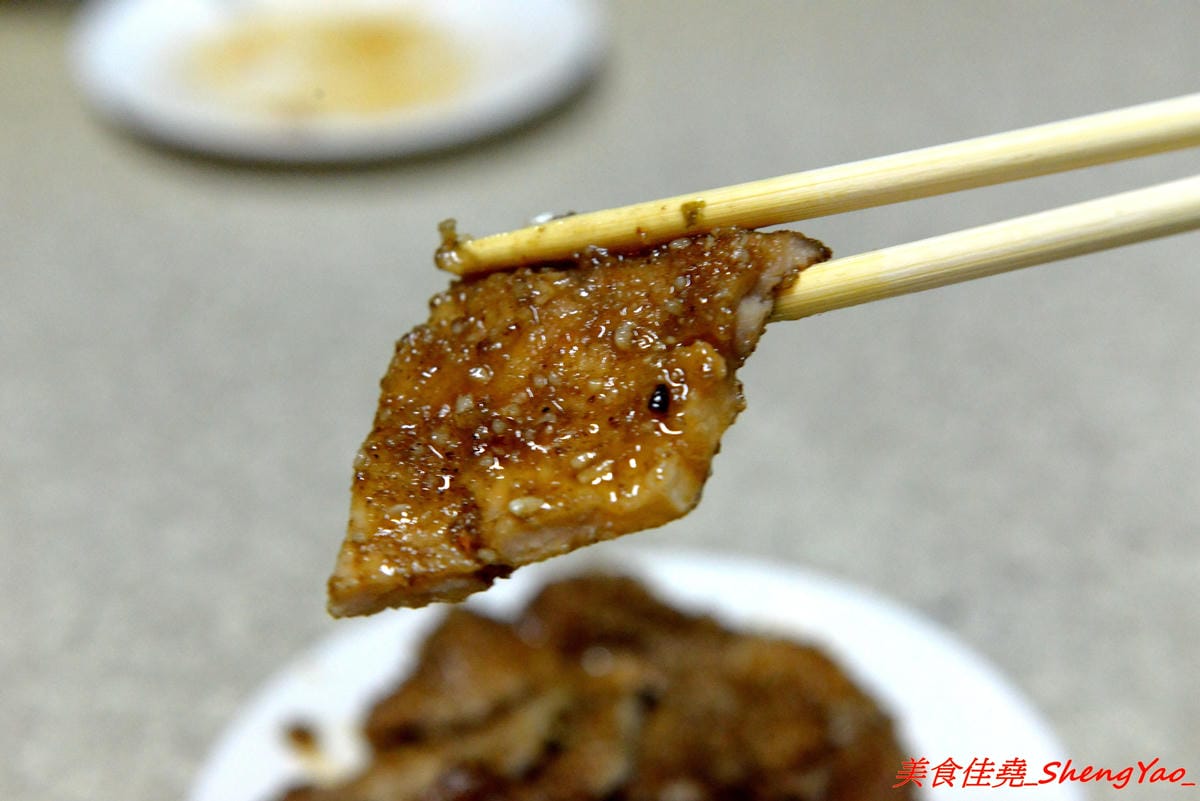 [基隆仁愛]天天鮮排骨飯 – 食尚玩家介紹過的孝三路上必吃經典人氣美食,現炸好的雞腿排骨,外皮微微香酥,肉質醃製入味,雖然帶點小油但是好好吃,白飯上附的高麗菜也令人印象深刻。