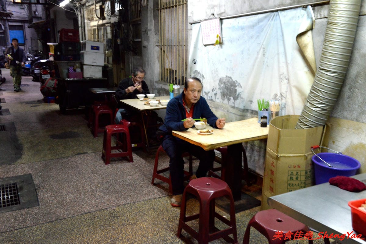 [基隆仁愛]天天鮮排骨飯 – 食尚玩家介紹過的孝三路上必吃經典人氣美食,現炸好的雞腿排骨,外皮微微香酥,肉質醃製入味,雖然帶點小油但是好好吃,白飯上附的高麗菜也令人印象深刻。
