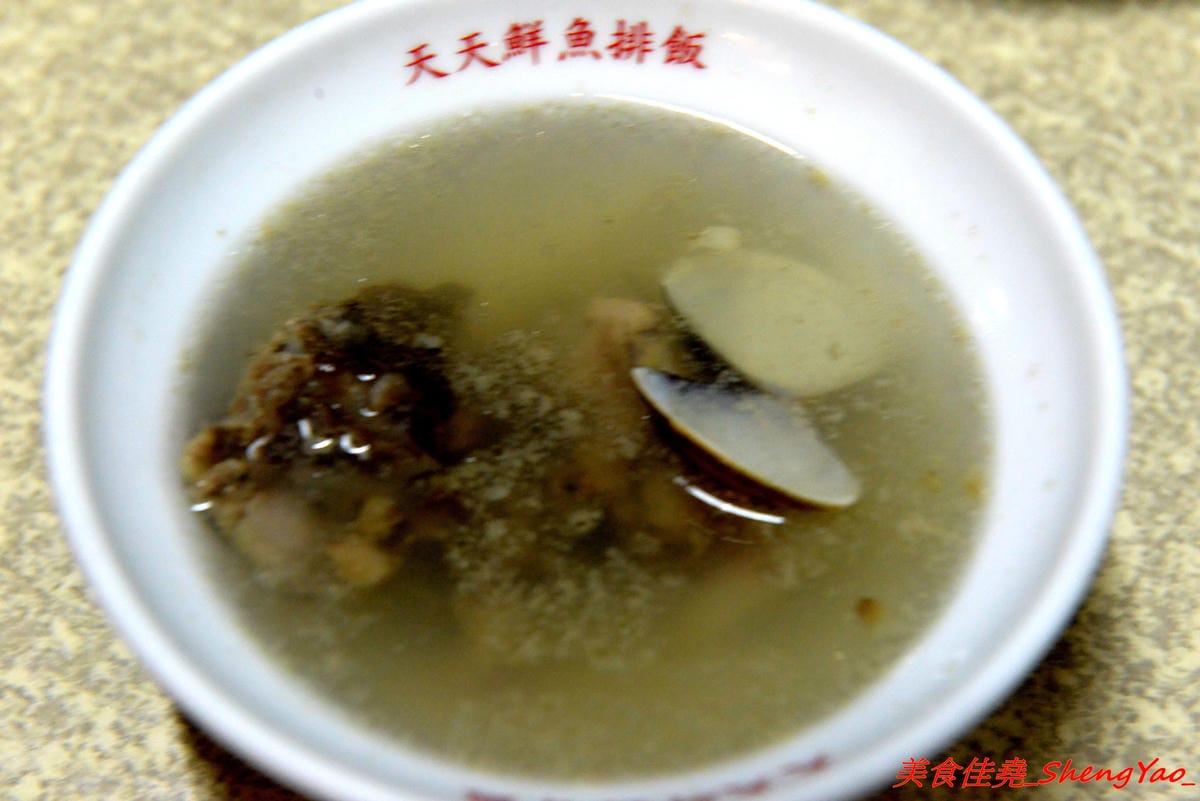[基隆仁愛]天天鮮排骨飯 – 食尚玩家介紹過的孝三路上必吃經典人氣美食,現炸好的雞腿排骨,外皮微微香酥,肉質醃製入味,雖然帶點小油但是好好吃,白飯上附的高麗菜也令人印象深刻。