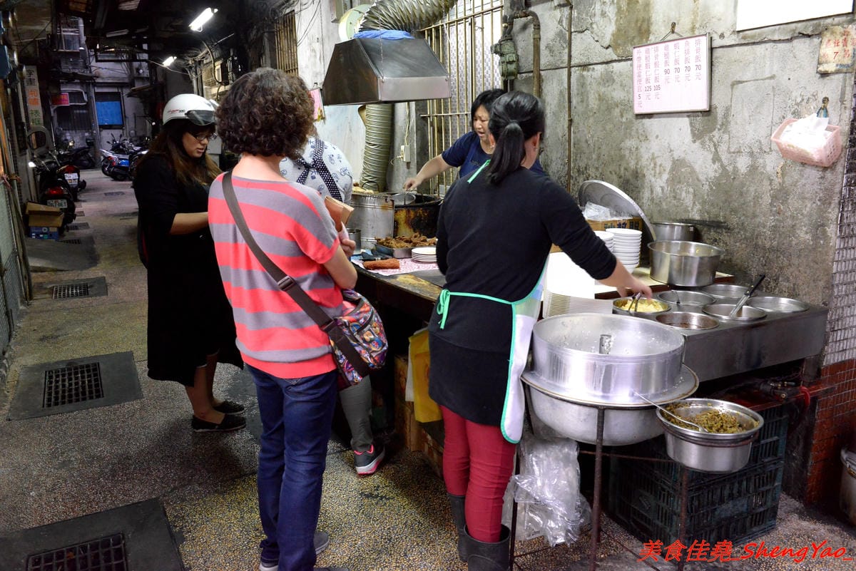 [基隆仁愛]天天鮮排骨飯 – 食尚玩家介紹過的孝三路上必吃經典人氣美食,現炸好的雞腿排骨,外皮微微香酥,肉質醃製入味,雖然帶點小油但是好好吃,白飯上附的高麗菜也令人印象深刻。