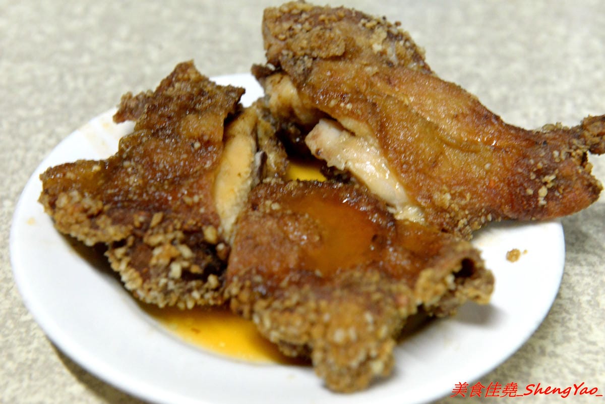 [基隆仁愛]天天鮮排骨飯 – 食尚玩家介紹過的孝三路上必吃經典人氣美食,現炸好的雞腿排骨,外皮微微香酥,肉質醃製入味,雖然帶點小油但是好好吃,白飯上附的高麗菜也令人印象深刻。