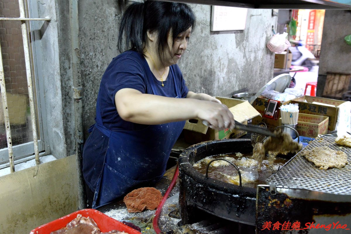 [基隆仁愛]天天鮮排骨飯 – 食尚玩家介紹過的孝三路上必吃經典人氣美食,現炸好的雞腿排骨,外皮微微香酥,肉質醃製入味,雖然帶點小油但是好好吃,白飯上附的高麗菜也令人印象深刻。