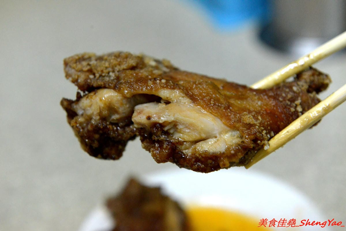 [基隆仁愛]天天鮮排骨飯 – 食尚玩家介紹過的孝三路上必吃經典人氣美食,現炸好的雞腿排骨,外皮微微香酥,肉質醃製入味,雖然帶點小油但是好好吃,白飯上附的高麗菜也令人印象深刻。