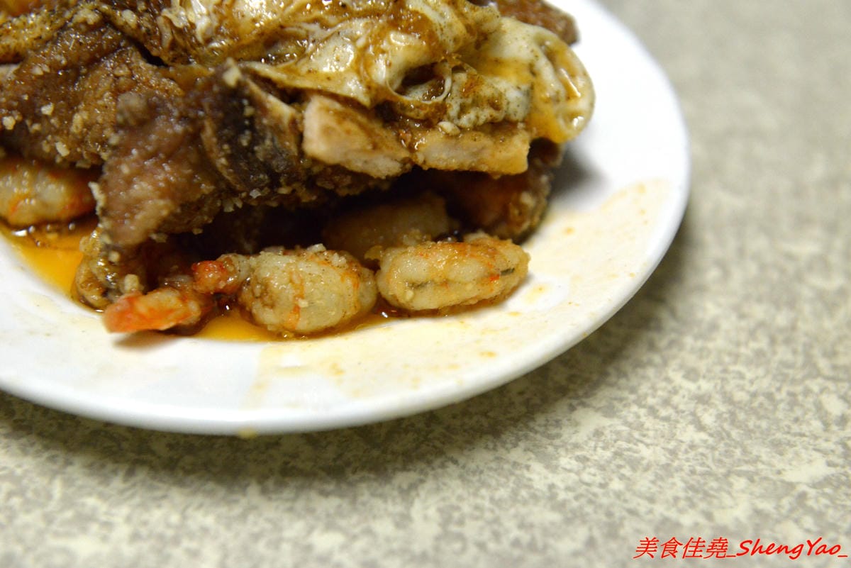 [基隆仁愛]天天鮮排骨飯 – 食尚玩家介紹過的孝三路上必吃經典人氣美食,現炸好的雞腿排骨,外皮微微香酥,肉質醃製入味,雖然帶點小油但是好好吃,白飯上附的高麗菜也令人印象深刻。