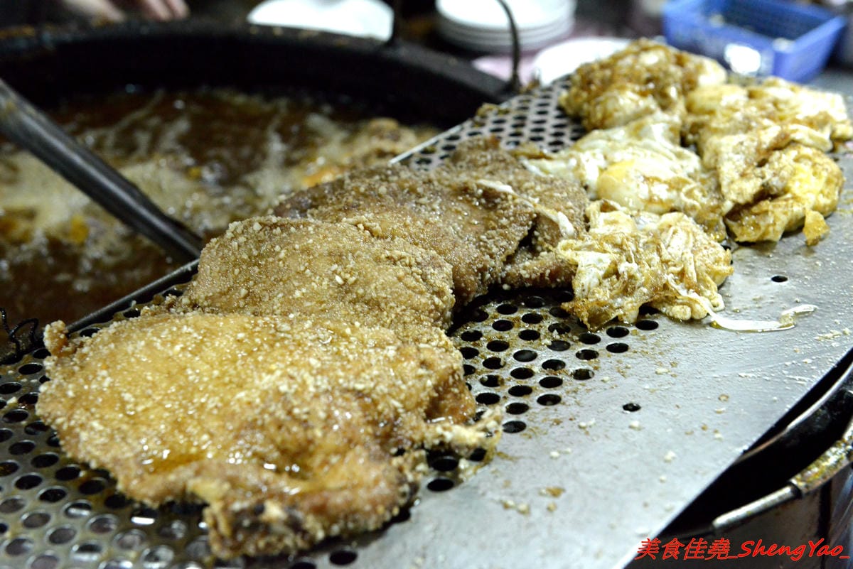 [基隆仁愛]天天鮮排骨飯 – 食尚玩家介紹過的孝三路上必吃經典人氣美食,現炸好的雞腿排骨,外皮微微香酥,肉質醃製入味,雖然帶點小油但是好好吃,白飯上附的高麗菜也令人印象深刻。