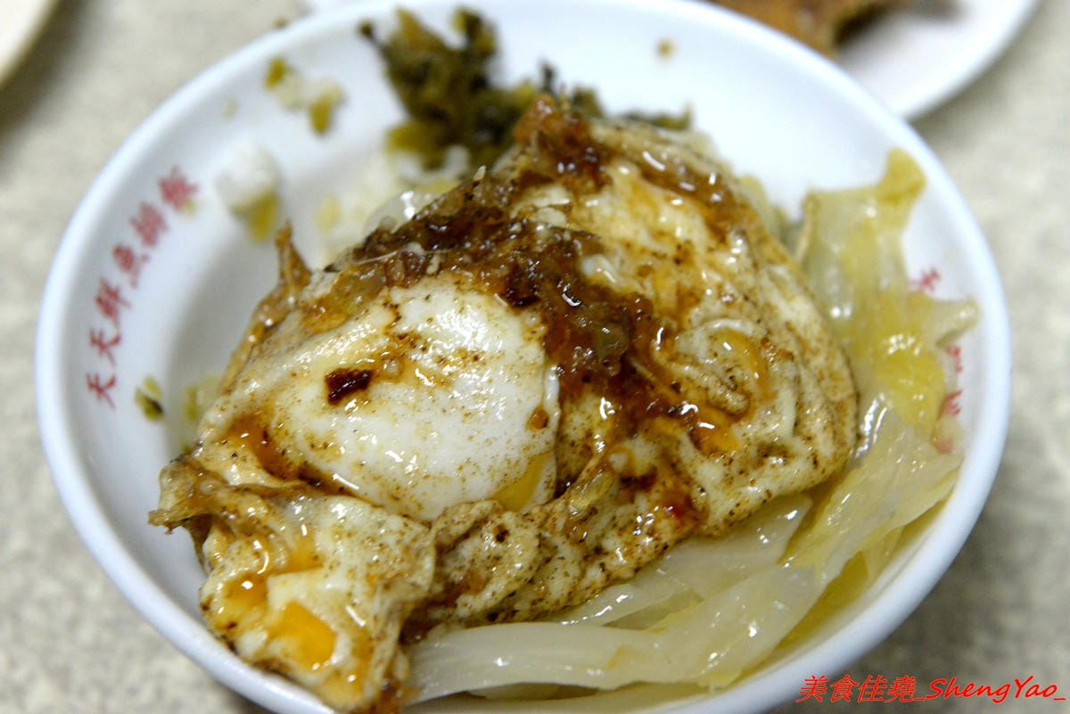 [基隆仁愛]天天鮮排骨飯 – 食尚玩家介紹過的孝三路上必吃經典人氣美食,現炸好的雞腿排骨,外皮微微香酥,肉質醃製入味,雖然帶點小油但是好好吃,白飯上附的高麗菜也令人印象深刻。