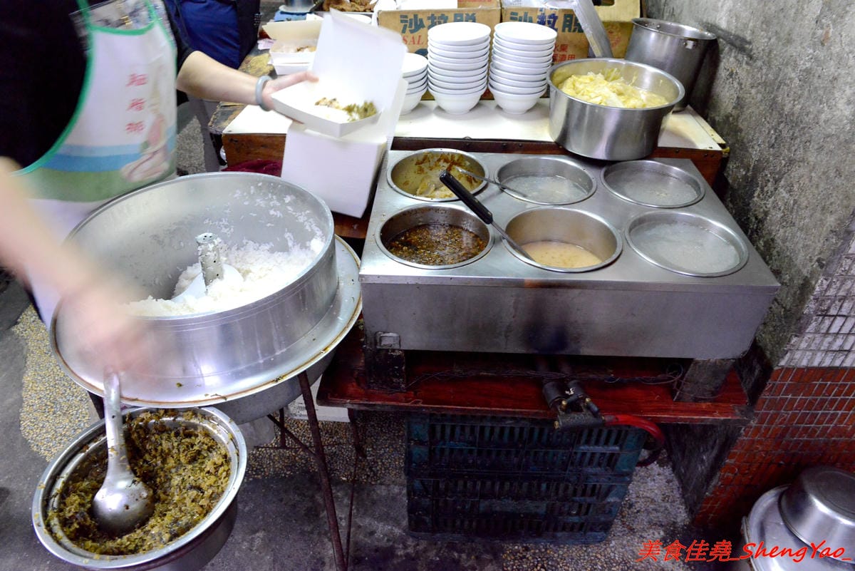 [基隆仁愛]天天鮮排骨飯 – 食尚玩家介紹過的孝三路上必吃經典人氣美食,現炸好的雞腿排骨,外皮微微香酥,肉質醃製入味,雖然帶點小油但是好好吃,白飯上附的高麗菜也令人印象深刻。