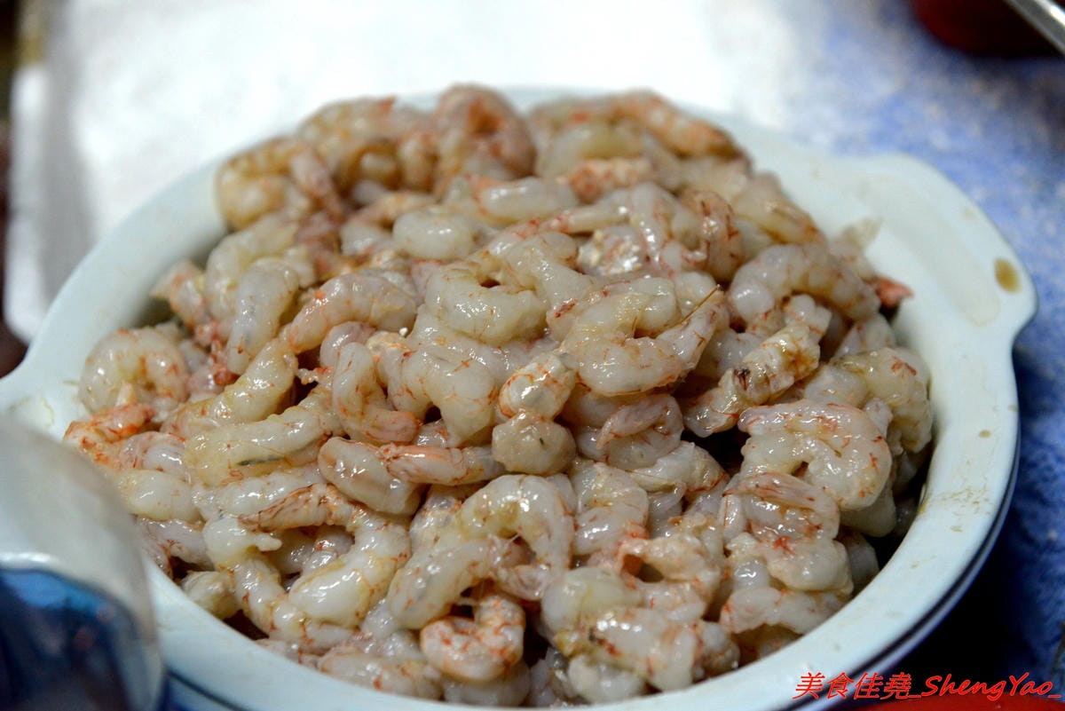 [基隆仁愛]天天鮮排骨飯 – 食尚玩家介紹過的孝三路上必吃經典人氣美食,現炸好的雞腿排骨,外皮微微香酥,肉質醃製入味,雖然帶點小油但是好好吃,白飯上附的高麗菜也令人印象深刻。