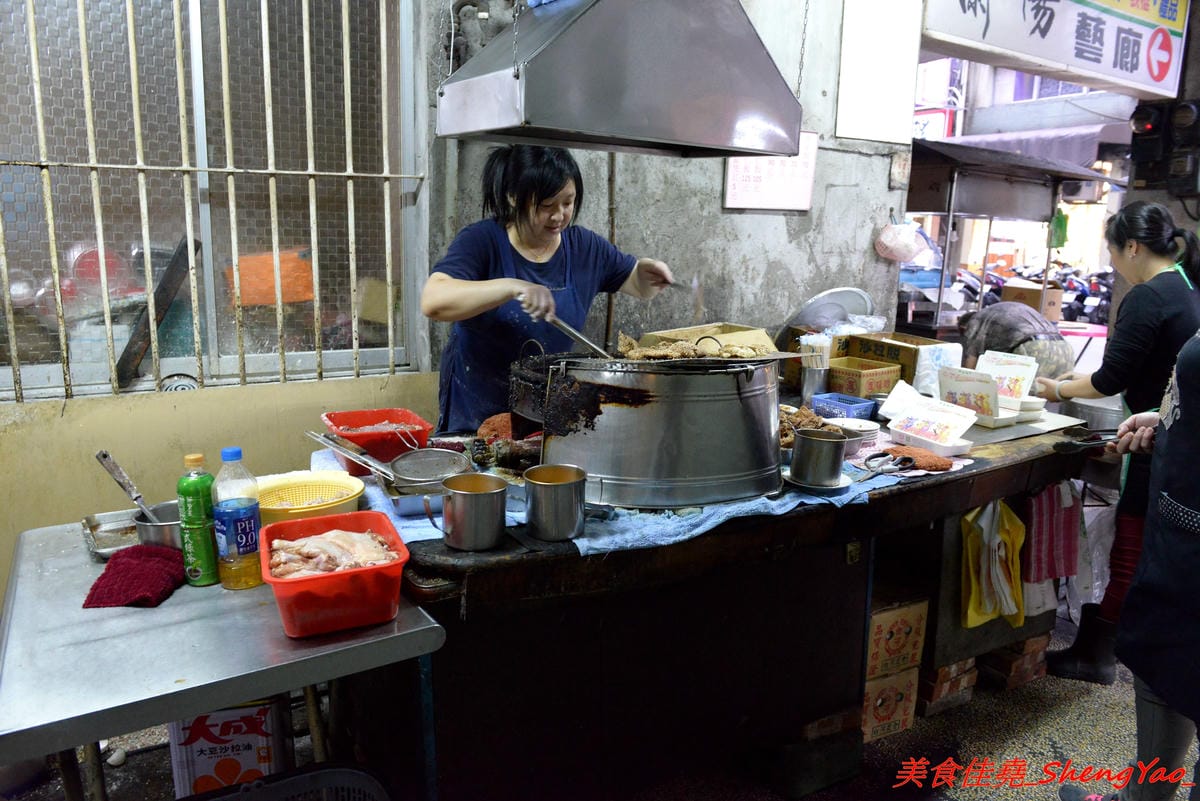 [基隆仁愛]天天鮮排骨飯 – 食尚玩家介紹過的孝三路上必吃經典人氣美食,現炸好的雞腿排骨,外皮微微香酥,肉質醃製入味,雖然帶點小油但是好好吃,白飯上附的高麗菜也令人印象深刻。