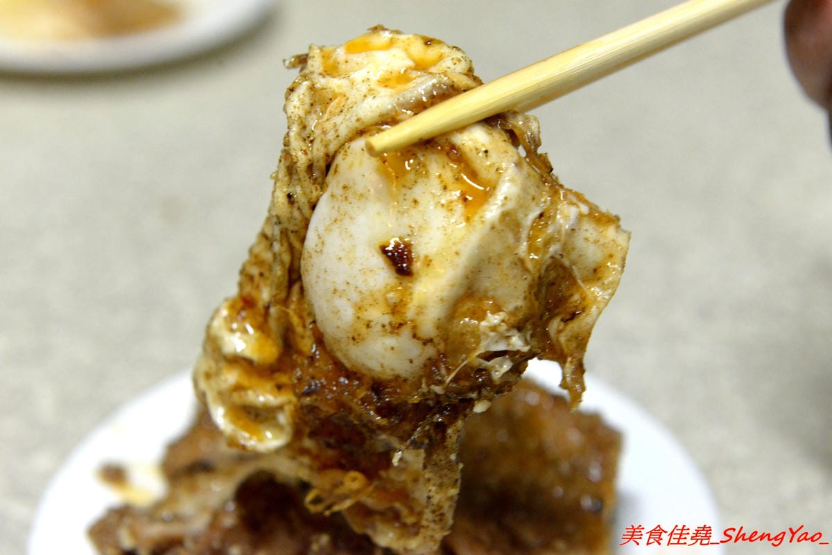 [基隆仁愛]天天鮮排骨飯 – 食尚玩家介紹過的孝三路上必吃經典人氣美食,現炸好的雞腿排骨,外皮微微香酥,肉質醃製入味,雖然帶點小油但是好好吃,白飯上附的高麗菜也令人印象深刻。