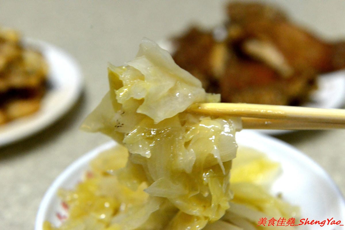 [基隆仁愛]天天鮮排骨飯 – 食尚玩家介紹過的孝三路上必吃經典人氣美食,現炸好的雞腿排骨,外皮微微香酥,肉質醃製入味,雖然帶點小油但是好好吃,白飯上附的高麗菜也令人印象深刻。