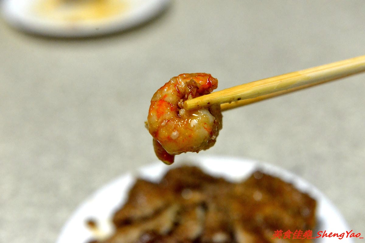 [基隆仁愛]天天鮮排骨飯 – 食尚玩家介紹過的孝三路上必吃經典人氣美食,現炸好的雞腿排骨,外皮微微香酥,肉質醃製入味,雖然帶點小油但是好好吃,白飯上附的高麗菜也令人印象深刻。