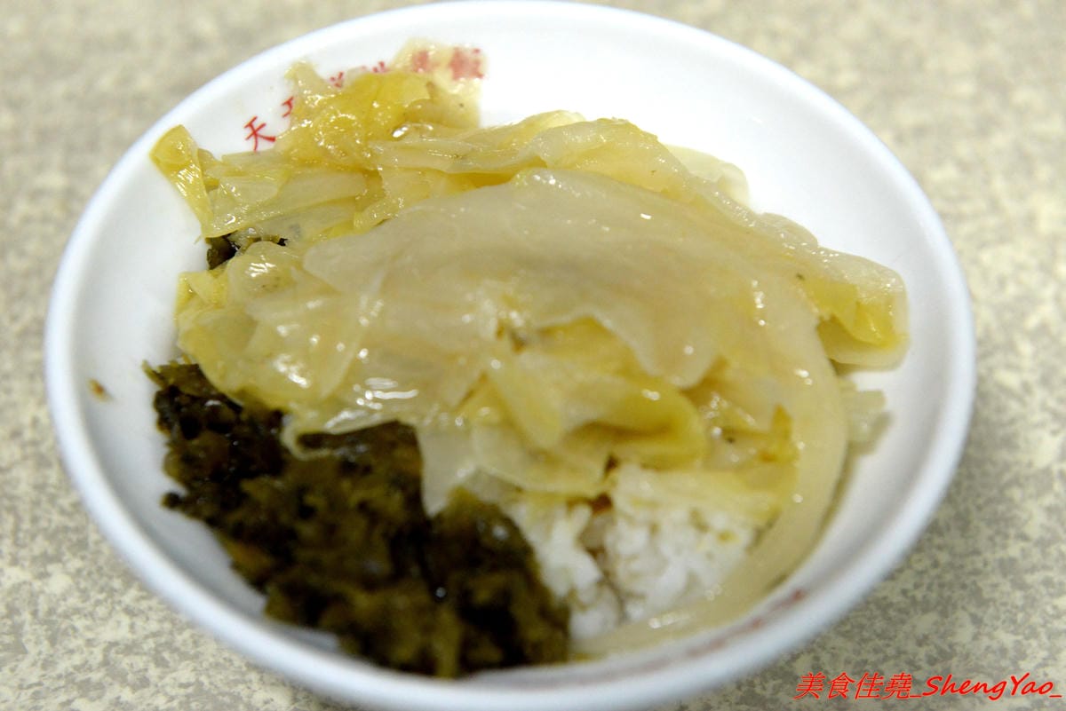 [基隆仁愛]天天鮮排骨飯 – 食尚玩家介紹過的孝三路上必吃經典人氣美食,現炸好的雞腿排骨,外皮微微香酥,肉質醃製入味,雖然帶點小油但是好好吃,白飯上附的高麗菜也令人印象深刻。