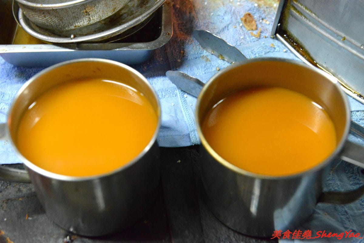 [基隆仁愛]天天鮮排骨飯 – 食尚玩家介紹過的孝三路上必吃經典人氣美食,現炸好的雞腿排骨,外皮微微香酥,肉質醃製入味,雖然帶點小油但是好好吃,白飯上附的高麗菜也令人印象深刻。