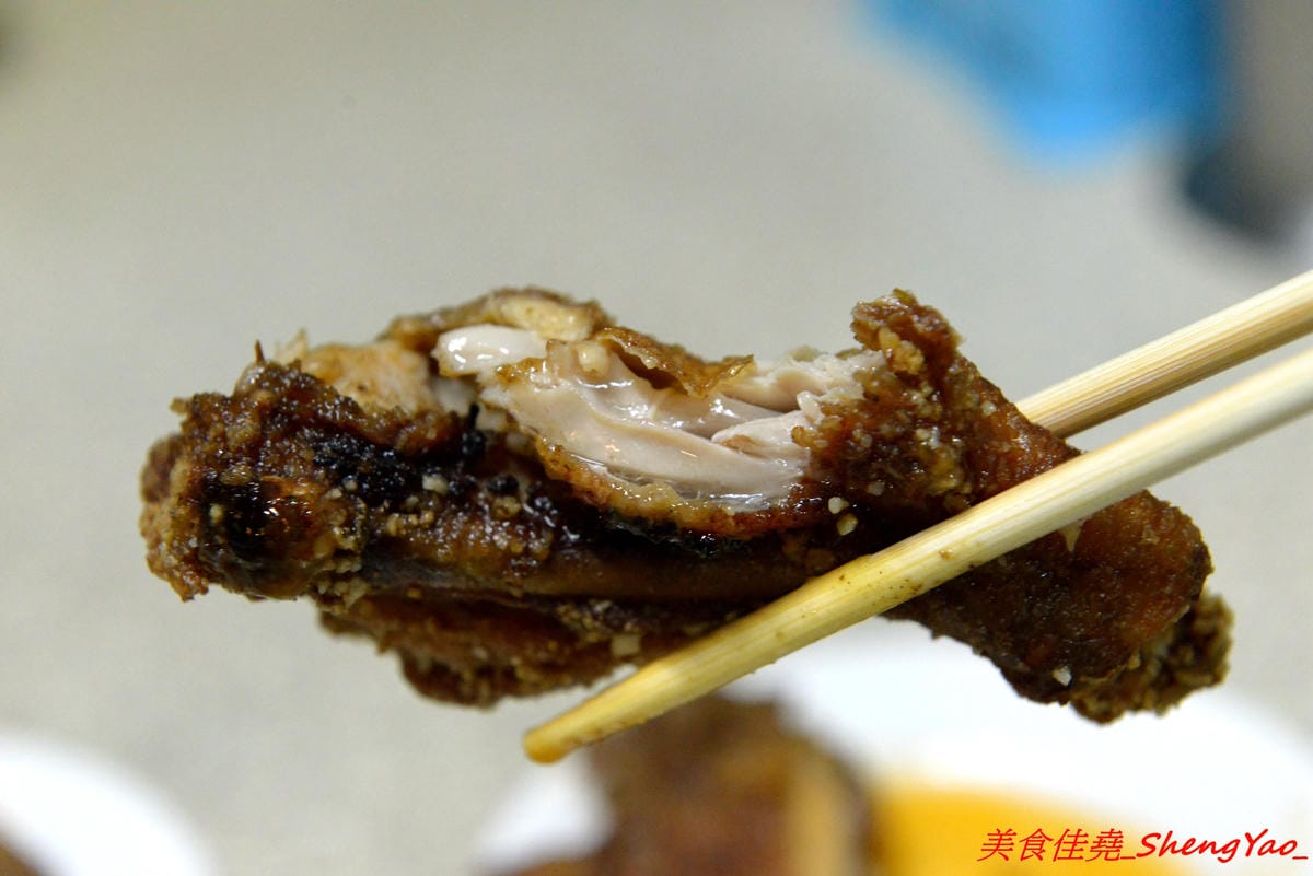 [基隆仁愛]天天鮮排骨飯 – 食尚玩家介紹過的孝三路上必吃經典人氣美食,現炸好的雞腿排骨,外皮微微香酥,肉質醃製入味,雖然帶點小油但是好好吃,白飯上附的高麗菜也令人印象深刻。