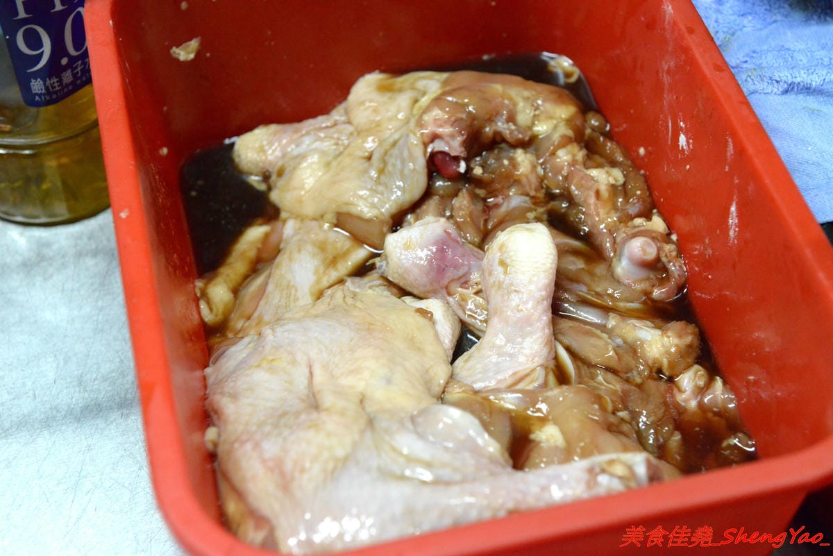 [基隆仁愛]天天鮮排骨飯 – 食尚玩家介紹過的孝三路上必吃經典人氣美食,現炸好的雞腿排骨,外皮微微香酥,肉質醃製入味,雖然帶點小油但是好好吃,白飯上附的高麗菜也令人印象深刻。