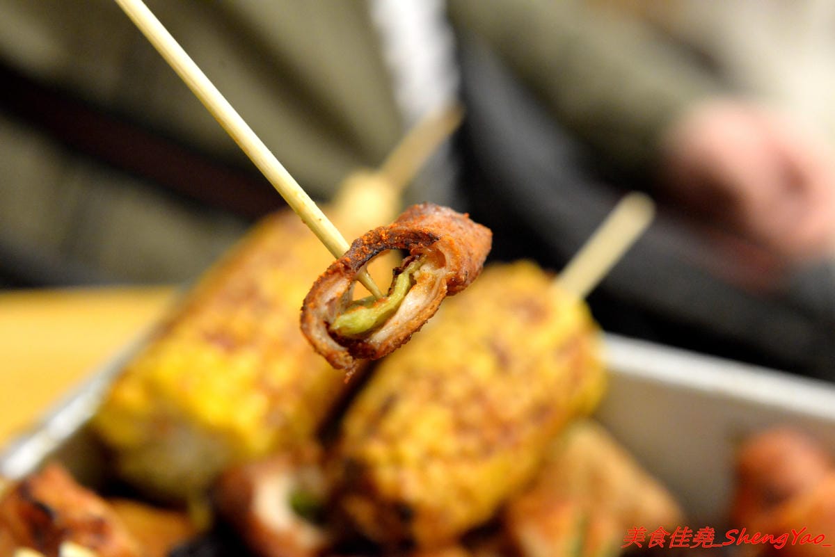 [台中后里]阿弟碳烤 – 后里人氣烤肉店,食材種類豐富,烤功有水準,口味獨特,除了刷上醬料還會撒上辣粉和加蒜頭,配啤酒和飲料整個超對味,店家態度親切,老闆女兒很漂亮。