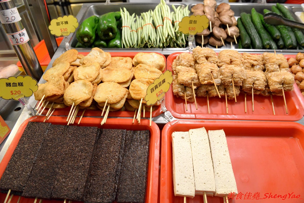 [台中后里]阿弟碳烤 – 后里人氣烤肉店,食材種類豐富,烤功有水準,口味獨特,除了刷上醬料還會撒上辣粉和加蒜頭,配啤酒和飲料整個超對味,店家態度親切,老闆女兒很漂亮。