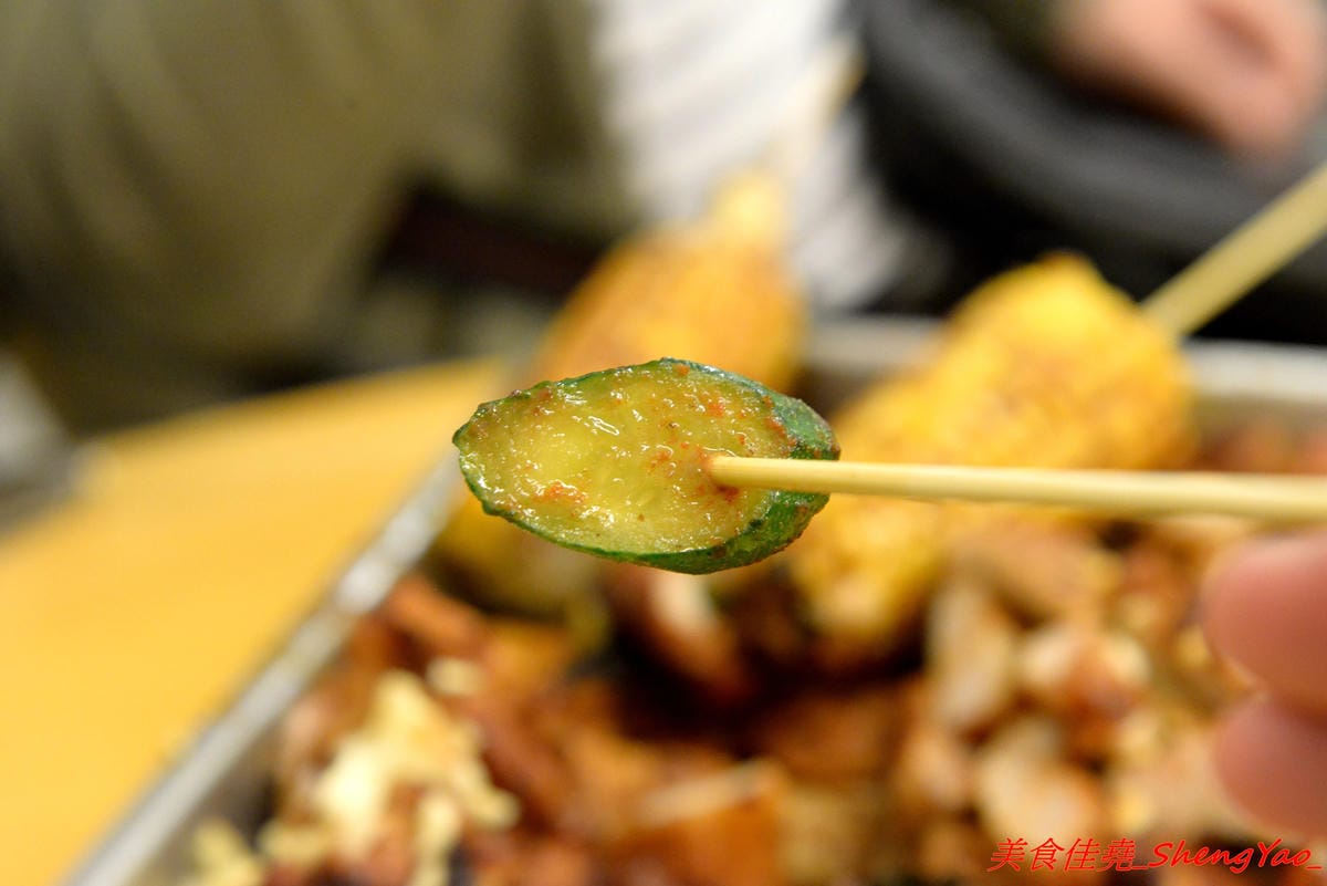 [台中后里]阿弟碳烤 – 后里人氣烤肉店,食材種類豐富,烤功有水準,口味獨特,除了刷上醬料還會撒上辣粉和加蒜頭,配啤酒和飲料整個超對味,店家態度親切,老闆女兒很漂亮。