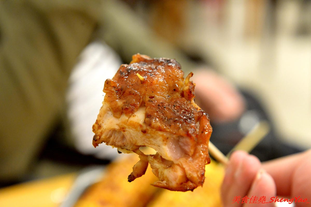 [台中后里]阿弟碳烤 – 后里人氣烤肉店,食材種類豐富,烤功有水準,口味獨特,除了刷上醬料還會撒上辣粉和加蒜頭,配啤酒和飲料整個超對味,店家態度親切,老闆女兒很漂亮。