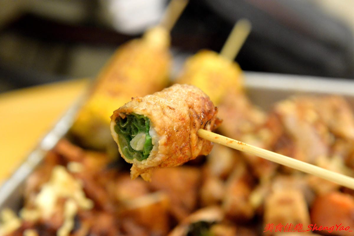 [台中后里]阿弟碳烤 – 后里人氣烤肉店,食材種類豐富,烤功有水準,口味獨特,除了刷上醬料還會撒上辣粉和加蒜頭,配啤酒和飲料整個超對味,店家態度親切,老闆女兒很漂亮。