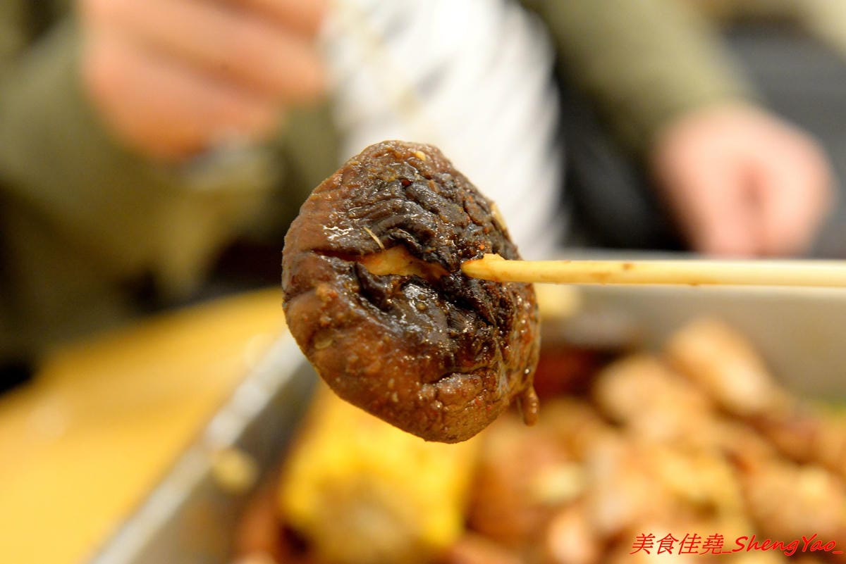 [台中后里]阿弟碳烤 – 后里人氣烤肉店,食材種類豐富,烤功有水準,口味獨特,除了刷上醬料還會撒上辣粉和加蒜頭,配啤酒和飲料整個超對味,店家態度親切,老闆女兒很漂亮。