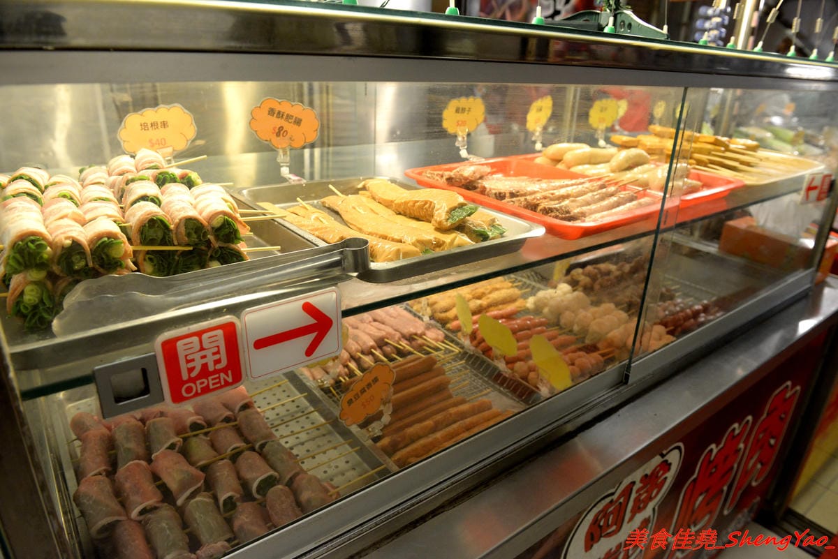 [台中后里]阿弟碳烤 – 后里人氣烤肉店,食材種類豐富,烤功有水準,口味獨特,除了刷上醬料還會撒上辣粉和加蒜頭,配啤酒和飲料整個超對味,店家態度親切,老闆女兒很漂亮。