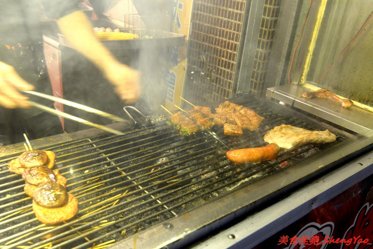 [台中后里]阿弟碳烤 – 后里人氣烤肉店,食材種類豐富,烤功有水準,口味獨特,除了刷上醬料還會撒上辣粉和加蒜頭,配啤酒和飲料整個超對味,店家態度親切,老闆女兒很漂亮。