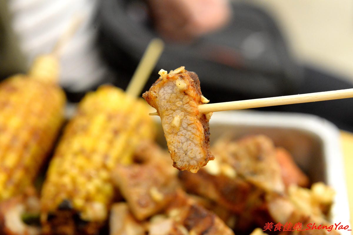 [台中后里]阿弟碳烤 – 后里人氣烤肉店,食材種類豐富,烤功有水準,口味獨特,除了刷上醬料還會撒上辣粉和加蒜頭,配啤酒和飲料整個超對味,店家態度親切,老闆女兒很漂亮。